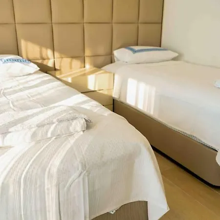 Luxury Four Fourlex ヴィラ *